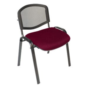 Silla de oficina con respaldo de malla y asiento acolchado en color rojo, ideal para espacios de tra.