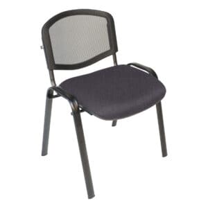 Silla de oficina con respaldo de malla y asiento acolchado, ideal para espacios laborales y de estud.