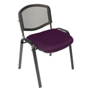 Silla de oficina ergonómica con respaldo de malla y asiento acolchado en color morado, ideal para es.