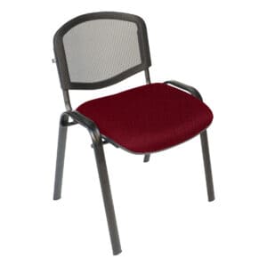 Silla de oficina con respaldo de malla y asiento acolchado en color rojo, ideal para espacios labora.