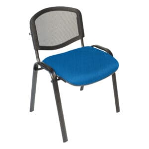 Silla de oficina ergonómica con respaldo de malla y asiento acolchado azul, ideal para espacios de t.