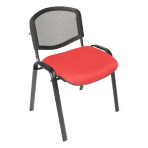 Silla de oficina ergonómica con asiento rojo y respaldo de malla para comodidad y soporte.