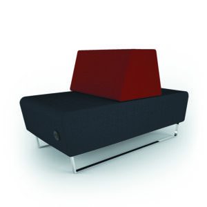 Sofá de oficina moderno con respaldo rojo y estructura negra, ideal para espacios de trabajo y salas.