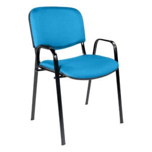 Silla de oficina azul con estructura metálica negra para espacios de trabajo y reuniones.
