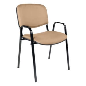 Silla de oficina con respaldo y brazos en color beige, ideal para espacios laborales y de estudio.