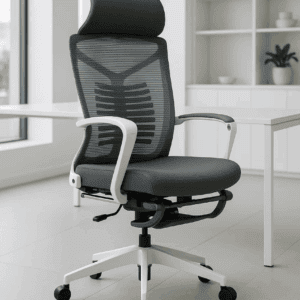 Silla de oficina ergonómica con respaldo ajustable y ruedas, ideal para espacios de trabajo modernos.