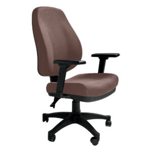 Silla de oficina ergonómica con respaldo acolchado y ruedas para comodidad y movilidad en el trabaj.