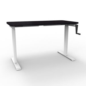 Escritorio de oficina ajustable en altura con superficie de madera oscura y estructura blanca.