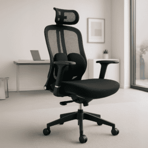 Silla ergonómica de oficina con respaldo ajustable y soporte lumbar en un espacio de trabajo minimal.