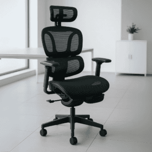 Silla ergonómica de oficina con respaldo ajustable y ruedas para trabajo cómodo.