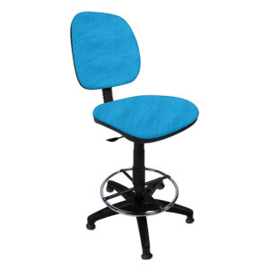 Silla de oficina azul ergonómica con respaldo y asiento acolchonados, ideal para espacios de trabajo.