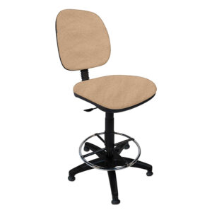 Silla de oficina ergonómica con respaldo y asiento acolchonados en color beige, ideal para espacios.