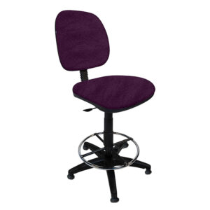 Silla de oficina ergonómica con asiento y respaldo en color morado, ideal para espacios de trabajo y.