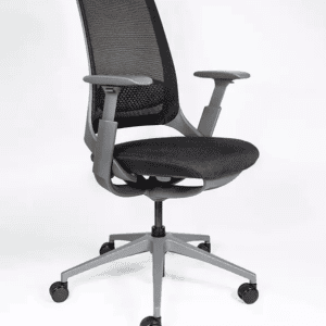 Silla de oficina ergonómica con respaldo de malla negra y base ajustable, ideal para espacios de tra.