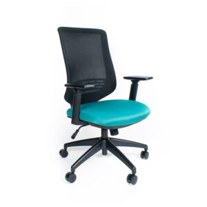 Silla de oficina ergonómica con respaldo negro y asiento azul para trabajo cómodo y productivo.