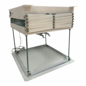 Mesa de trabajo ajustable para oficina con superficie metálica y estructura resistente.
