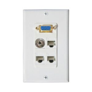 Conector VGA y puertos Ethernet en pared para conexiones de red y video.