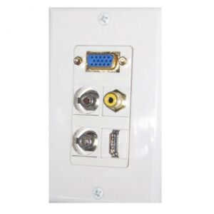 Conector de video VGA, audio RCA y puerto USB en pared para conexiones multimedia.