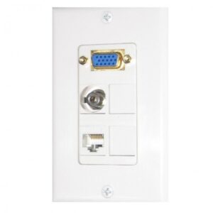 Conector de video VGA y puerto Ethernet en pared para conexiones de oficina.