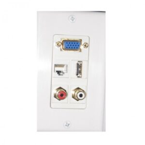 Enchufe de video VGA y puertos de audio en pared para conexiones multimedia.