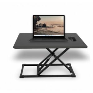 Mesa de oficina ajustable con superficie para laptop y mouse, ideal para espacios de trabajo ergonóm.