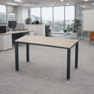 Mesa de oficina moderna y funcional en espacio de trabajo abierto.