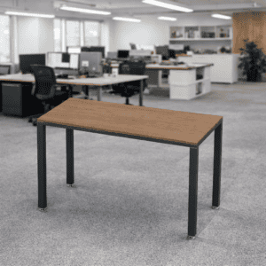 Mesa de oficina moderna en espacio de trabajo abierto para oficina o coworking.