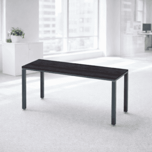 Mesa de oficina moderna y minimalista en espacio luminoso y elegante.