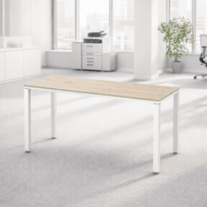 Mesa de oficina moderna y funcional en espacio luminoso y minimalista.