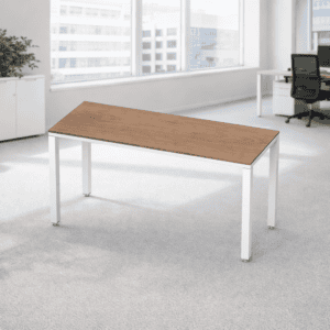 Mesa de oficina moderna en espacio de trabajo luminoso y abierto.