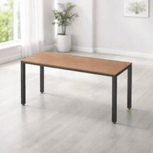 Mesa de oficina con superficie de madera y estructura metálica negra.