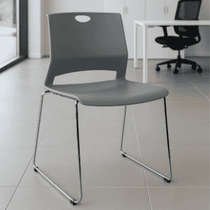 Silla de oficina gris moderna con estructura metálica y diseño ergonómico para espacios de trabaj.