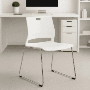 Silla de oficina blanca moderna en espacio de trabajo minimalista y ordenado, ideal para oficinas y.