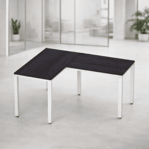 Mesa de oficina en forma de L con superficie de madera oscura y estructura metálica blanca para espa.