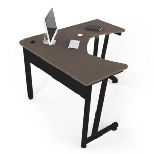 Mesa de oficina moderna con computadora, teclado y accesorios para trabajo eficiente.