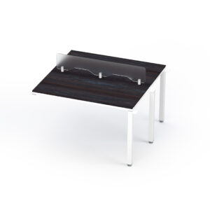 Mesa de oficina con barrera de acrílico para protección y seguridad en espacios laborales.