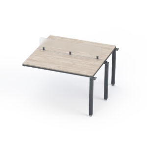 Mesa de oficina con separador de acrílico para trabajo en equipo.