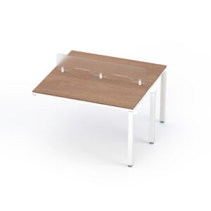 Mesa de oficina con barrera de acrílico para protección y seguridad en espacios laborales.