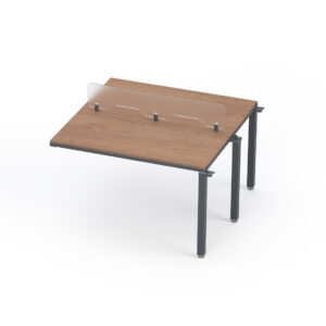 Mesa de oficina con divisor de acrílico para protección y seguridad.