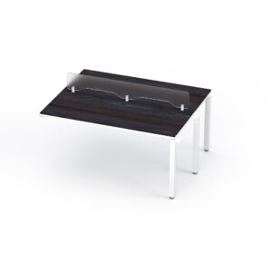 Mesa de oficina con protección de acrílico para seguridad y salud laboral.