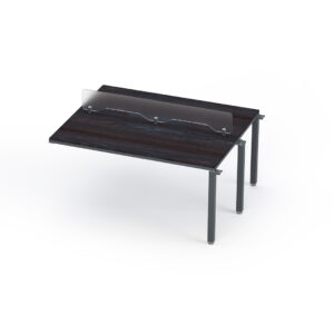 Mesa de oficina con protección de acrílico para separación laboral.