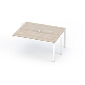Mesa de oficina moderna con barrera de acrílico para protección y seguridad.