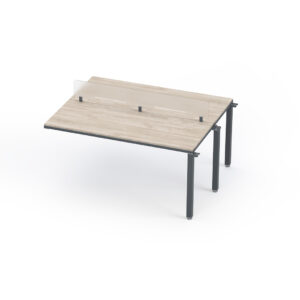 Mesa de oficina con barrera de acrílico para protección y seguridad en el trabajo.