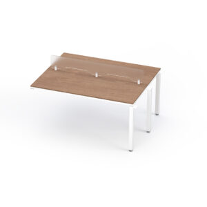 Mesa de oficina moderna con barrera de acrílico para protección en espacios laborales.