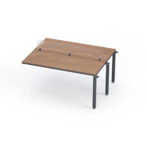 Mesa de oficina con separador de acrílico para protección y colaboración.