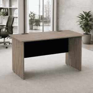 Mesa de oficina moderna con acabado en madera clara y espacio para computadora.
