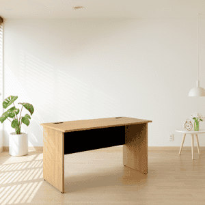 Escritorio de oficina de madera en espacio luminoso y minimalista.