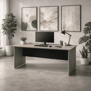 Escritorio de oficina con computadora, lámpara y plantas en un espacio de trabajo elegante y funcion.