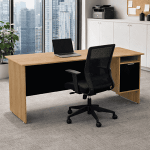 Escritorio de oficina con vista a la ciudad, equipado con laptop y silla ergonómica, ideal para espa.
