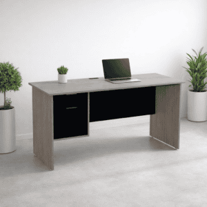 Escritorio de oficina con diseño minimalista y espacio para laptop, acompañado de plantas verdes en.